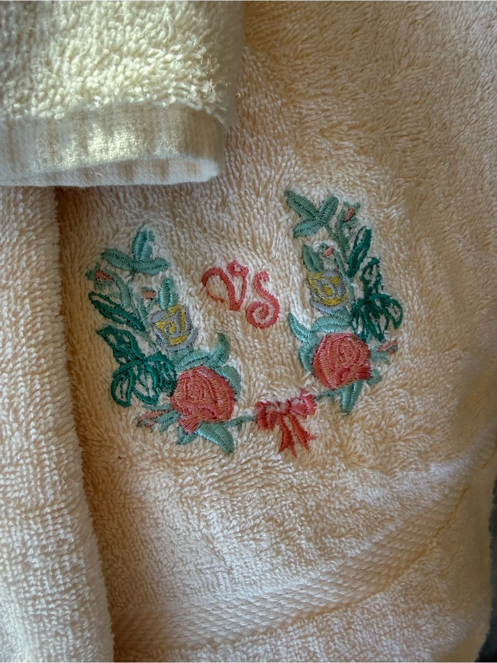 Vintage Victoria's Secret Gold Label Embroidered Floral Towel Set Bath/Hand/Wash